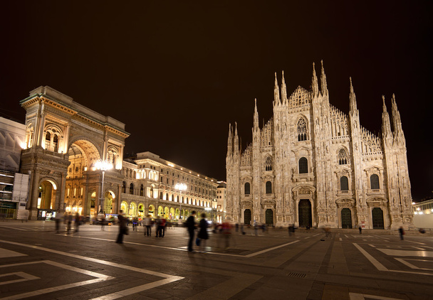 Piazza del Duomo yöllä
 - Valokuva, kuva