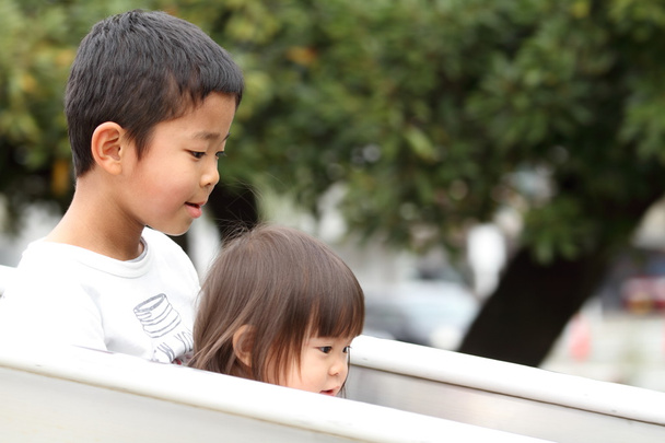 Japán testvérpár a dián (6 éves fiú és 1 éves lány) - Fotó, kép