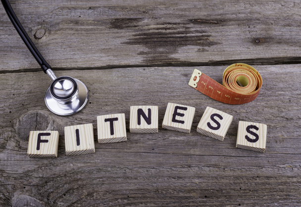 Text: Fitness aus Holzbuchstaben auf Holzgrund. - Foto, Bild