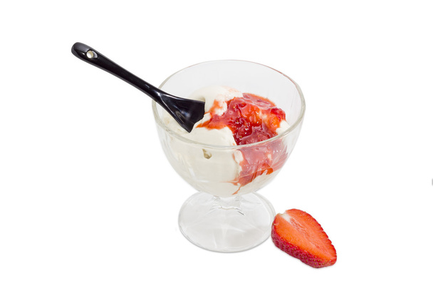 Helado con fresa fresca en vaso para helado
 - Foto, Imagen