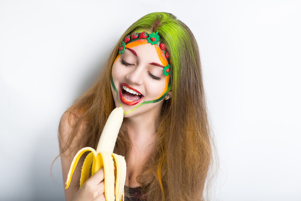 woman eating banana  - Valokuva, kuva
