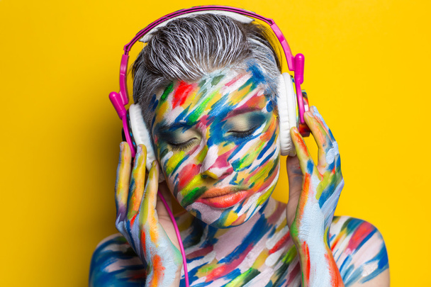 Woman listening music - Foto, imagen