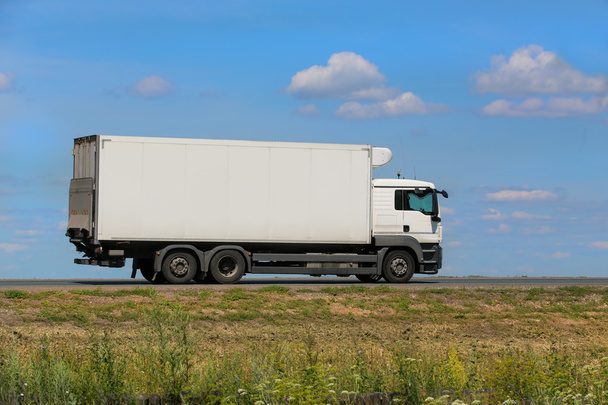 kamionos szállítás fuvarozás autópályán - Fotó, kép