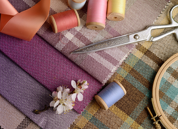 Nähzubehör, Nadeln, Vintage-Schere auf dem farbenfrohen textilen Hintergrund - Foto, Bild