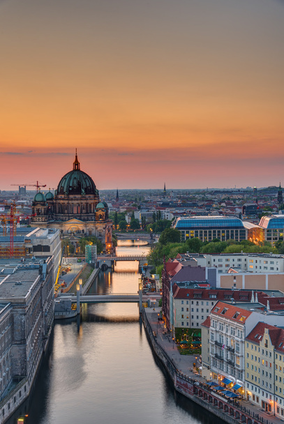 Il fiume Sprea a Berlino al tramonto
 - Foto, immagini