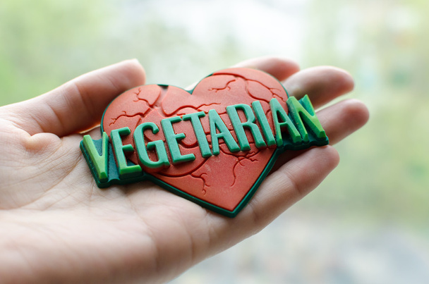 Dünya vejetaryen ile kırmızı kalp - Fotoğraf, Görsel