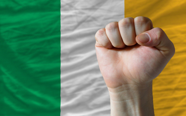 Жорсткий кулак перед прапор Ірландії, що символізує владу - Фото, зображення
