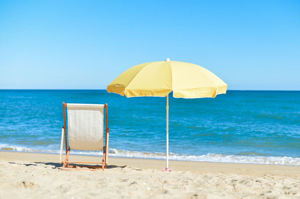 Chair and umbrella on stunning tropical beach background vacation - Foto, Bild