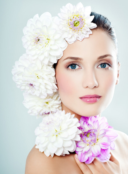fashion model with flowers in her hair - Foto, Imagen