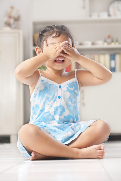 Little girl playing peekaboo or crying - Valokuva, kuva
