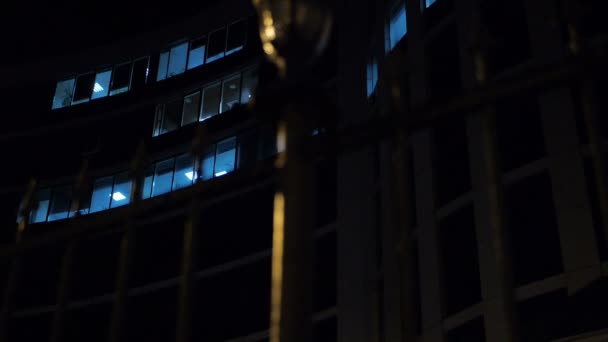 Wgląd nocy Windows biura w centrum biznesowe w nocy - Materiał filmowy, wideo