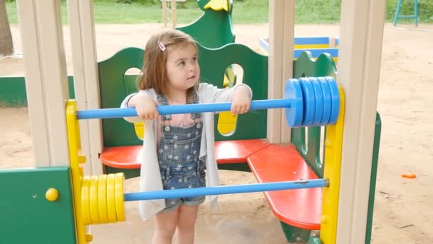 Onnellinen lapsi tyttö leikkikentällä
 - Materiaali, video