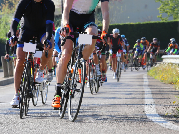 bicicletas de corrida lideradas por ciclistas treinados durante a corrida de rua
 - Foto, Imagem