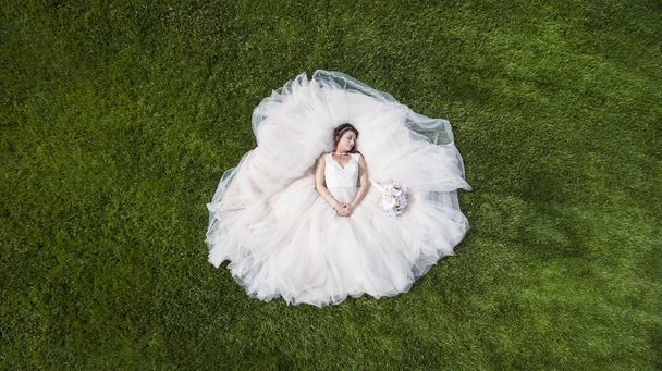 Een bruid voorbereiden om te trouwen    - Foto, afbeelding