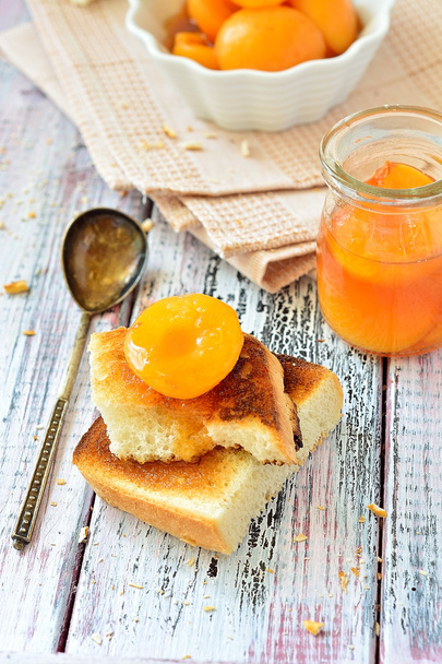 Apricot jam slices with crispy cakes on the table - Φωτογραφία, εικόνα