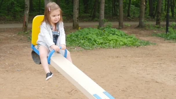 glückliches Kleinkind Mädchen auf dem Spielplatz - Filmmaterial, Video