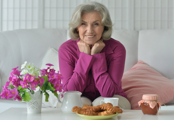 Senior woman with  tea at home - Fotoğraf, Görsel