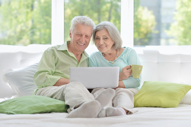 happy senior couple with laptop - Fotografie, Obrázek