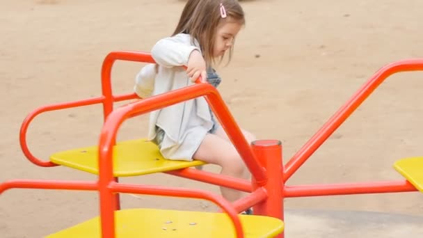 幸せな幼児の女の子が遊び場で - 映像、動画