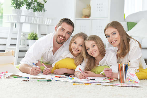 Feliz familia pintando juntos - Foto, imagen