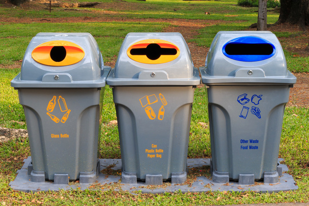 Recyklingu pojemników w parku publicznym. - Zdjęcie, obraz