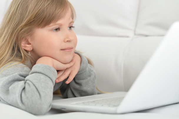 kleines Mädchen benutzt Computer - Foto, Bild