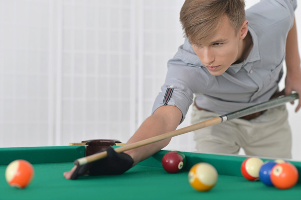 man playing billiards in  billiard club - Zdjęcie, obraz