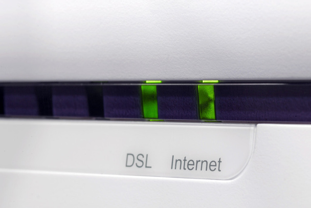 Módem ADSL conectado a Internet
 - Foto, imagen