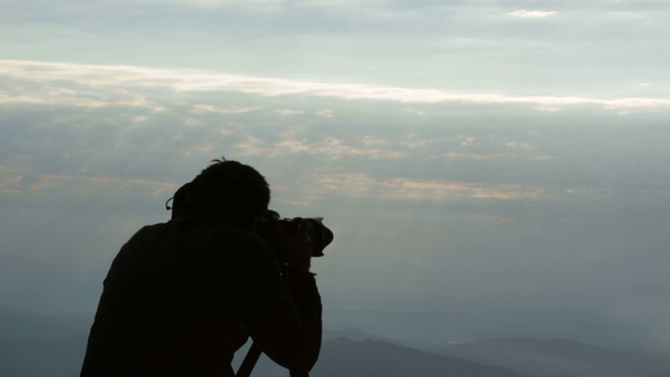 Νεαρός φωτογράφος πυροβολούν σιλουέτα με ψηφιακή φωτογραφική μηχανή - Πλάνα, βίντεο
