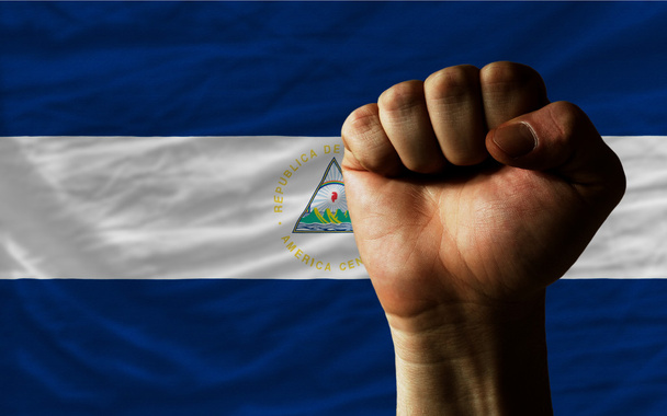 Punho duro na frente da bandeira nicarágua simbolizando poder
 - Foto, Imagem