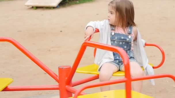 glückliches Kleinkind Mädchen auf dem Spielplatz - Filmmaterial, Video