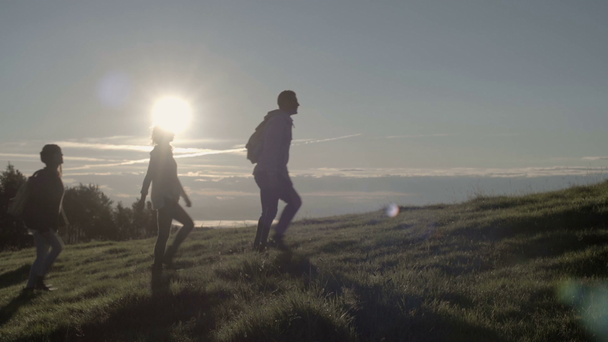 Jóvenes amigos de senderismo hasta la montaña en el paisaje natural al aire libre
 - Metraje, vídeo