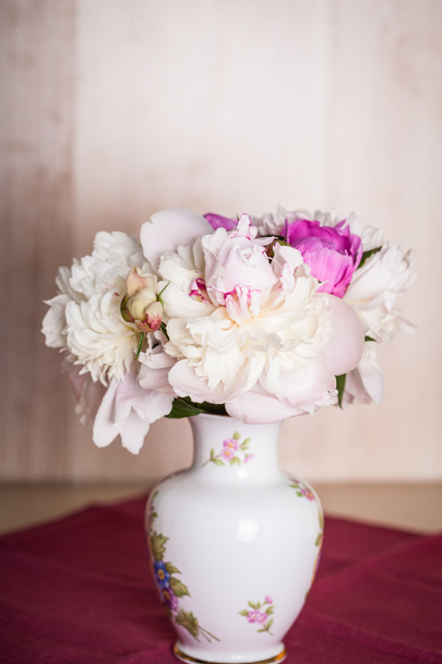 Peonies on the table - Foto, immagini