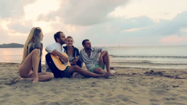 ystävät soittaa kitaraa ja laulaa yhdessä
  - Materiaali, video
