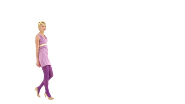 Kobieta ubrana w ubrania vintage, krótkiego spaceru - Materiał filmowy, wideo