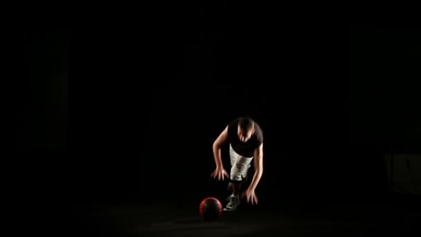 スポーツマンは、バスケット ボールのフリー スタイル トリックを実行します。 - 映像、動画