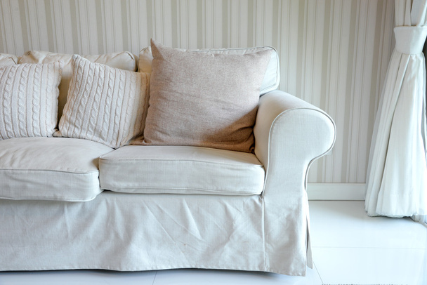 Гостиная с белым диваном и гардином
 - Фото, изображение