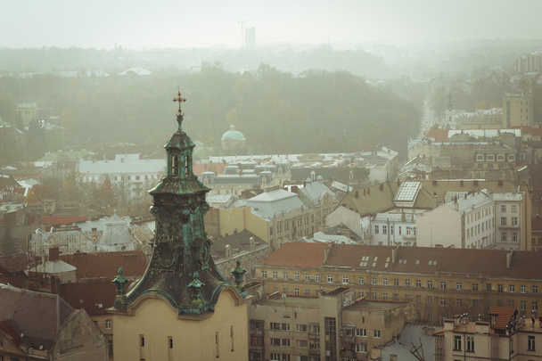  Vista de Lviv da torre da prefeitura do telhado na praça do mercado
 - Foto, Imagem