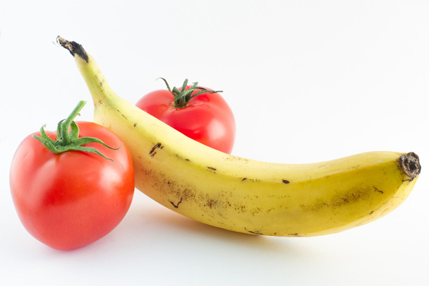 μπανάνα και ντομάτες στέκεται για αρσενικά γεννητικά όργανα - Φωτογραφία, εικόνα