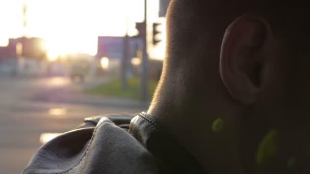Jongeman roken sigaret tijdens het rijden in de zonsopgang. First person view - Video