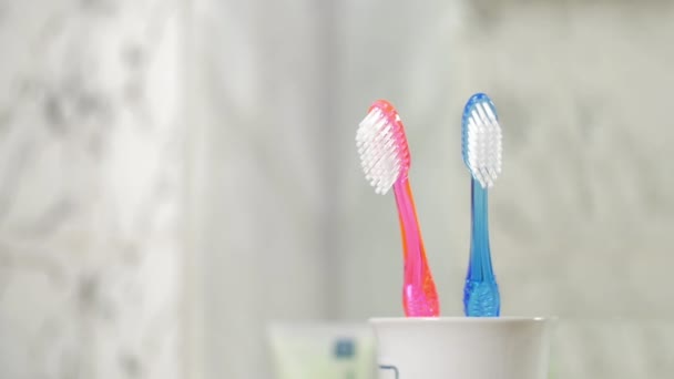 Escova de dentes pequena Adicionando a dois grandes
 - Filmagem, Vídeo