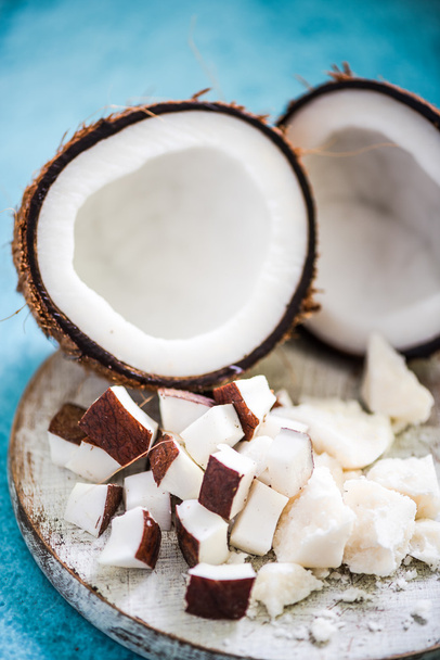 кокосовые орехи и масло на деревянной доске
 - Фото, изображение