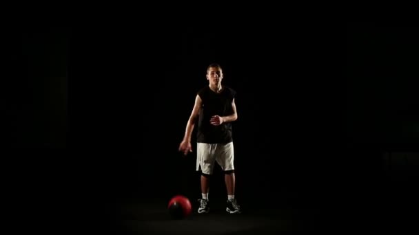 スポーツマンは、バスケット ボールのフリー スタイル トリックを実行します。 - 映像、動画