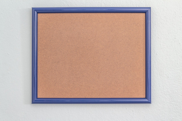 blauer Rahmen isoliert an weißer Wand - Foto, Bild