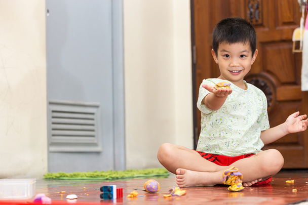 niños chico con jugar arcilla juguetes en casa
 - Foto, Imagen