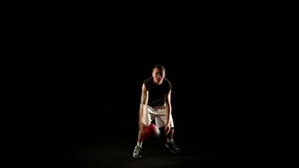 Αθλητικός τύπος εκτελέσει μπάσκετ freestyle τέχνασμα - Πλάνα, βίντεο