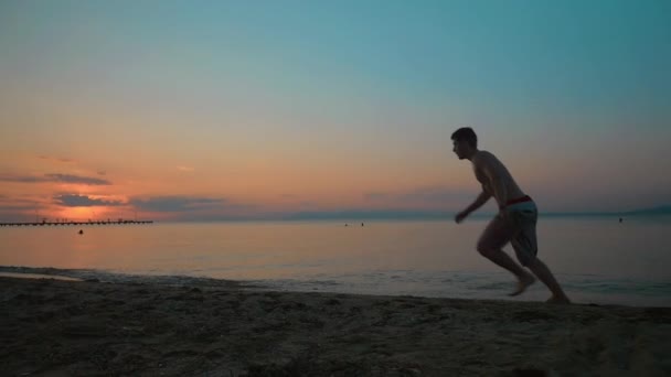 Mann macht Wagenrad bei Sonnenuntergang - Filmmaterial, Video
