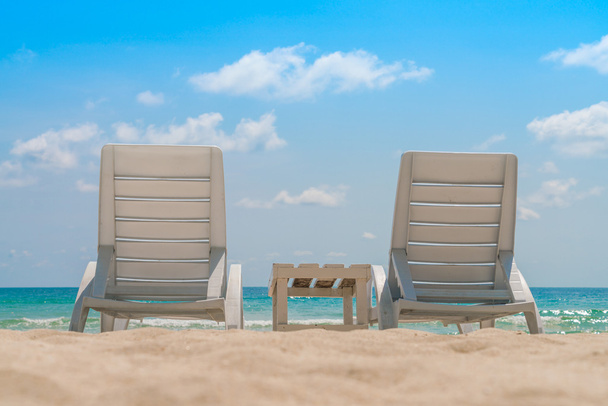 strandstoelen op tropische wit zand strand - Foto, afbeelding
