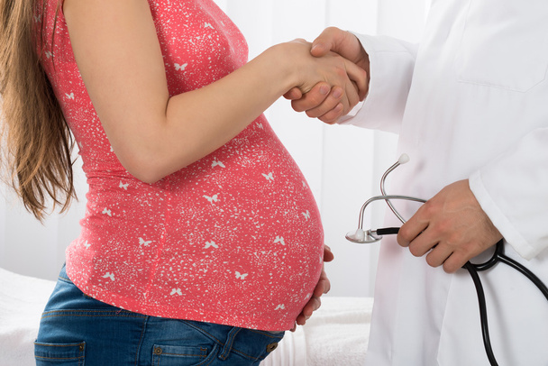 Pregnant Woman Shaking Hands With Doctor - Zdjęcie, obraz