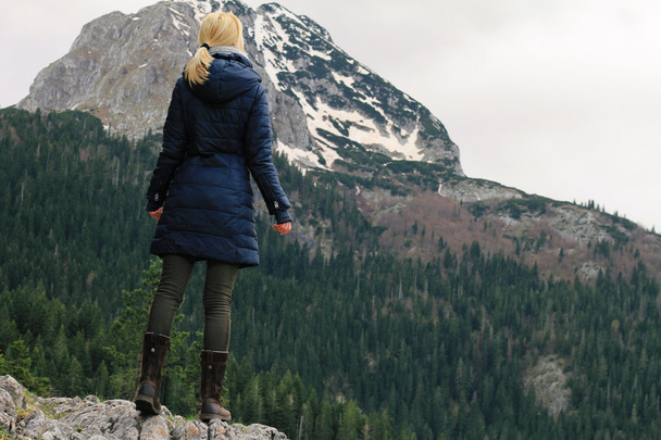 Woman enjoying mountain lake view. Freedom, travel concept. - Foto, Bild